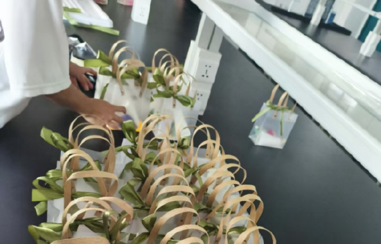 材料工程学院用自制化妆品礼包(护手霜、口红)迎新