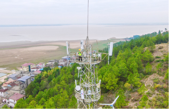 中国电信工程师正在调测鄱阳湖保护区的5G网络,打造“天空地湖”三维一体的湿地生态系统监测预警平台