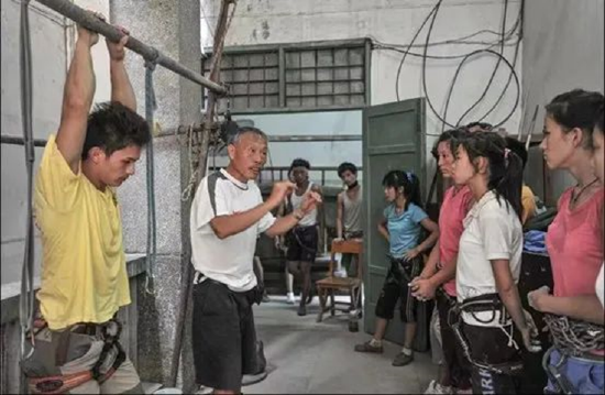 图片说明:丁承亮(左二)指导钟齐鑫(左一)等同学攀岩训练