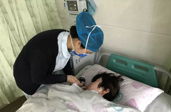 悉心照顾待产的产妇