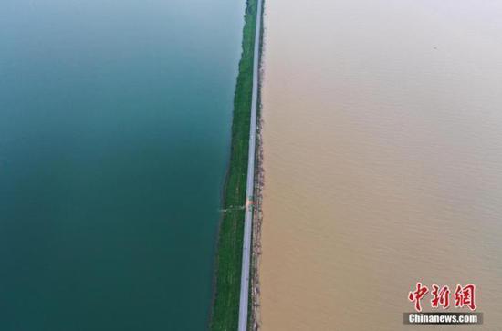 2020年7月12日，航拍位于鄱阳湖东岸的江西鄱阳县珠湖联圩。（资料图）　刘占昆　摄