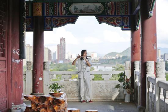 任静多才多艺,颇为擅长古筝、长笛,平日兴致来了,总会吹上几支曲子。