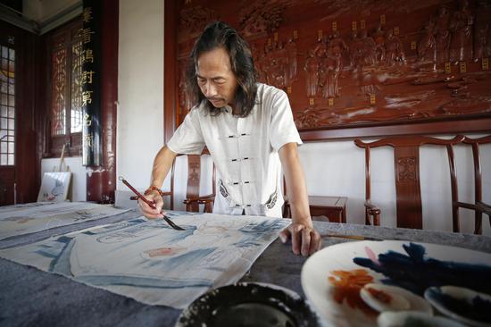 在夏布上绘画和在宣纸上作画大不相同,需要有独特的技法。