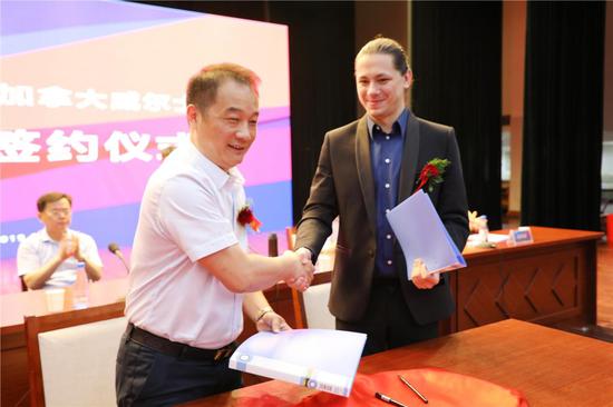 丰城昌黎实验学校与加拿大威尔士中学合作办学签约