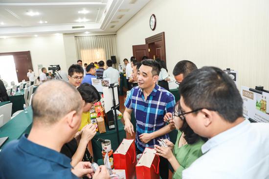 参赛的农产品受到观众的咨询和喜爱。