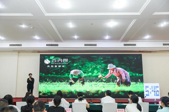 江西吉内得实业有限公司负责人讲述富硒活米项目的扶贫故事。