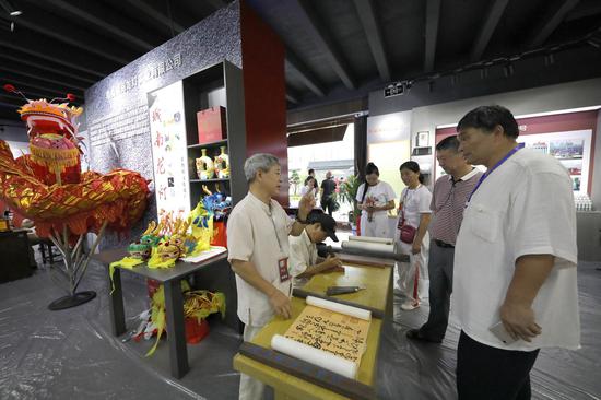 图为7月9日，游客正在南昌展示馆参观。作者 陈强 摄