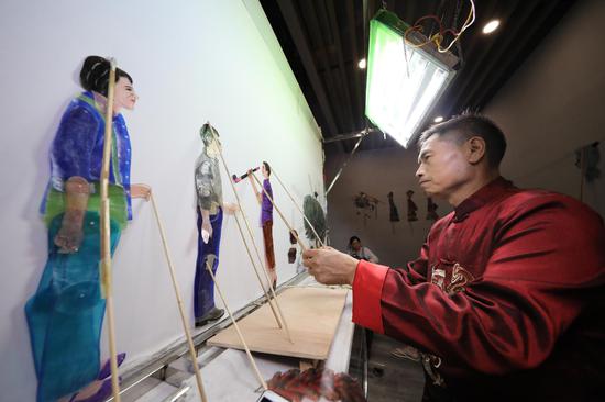 图为7月9日，优秀传统文化传承体系馆正在展示湘东皮影。