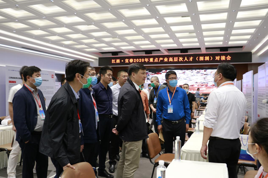 宜春市委常委、常务副市长蔡清平与参会企业亲切交谈