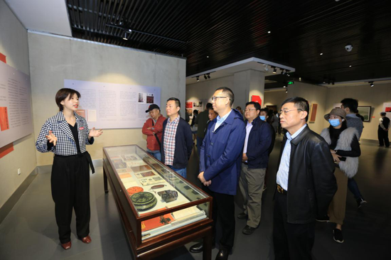 江西师范大学科院美育研究中心美育宣讲员在为观众介绍江西现代漆画发展历程