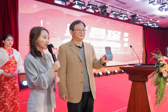 南昌市医疗保障局副局长涂小凤先生现场完成投保
