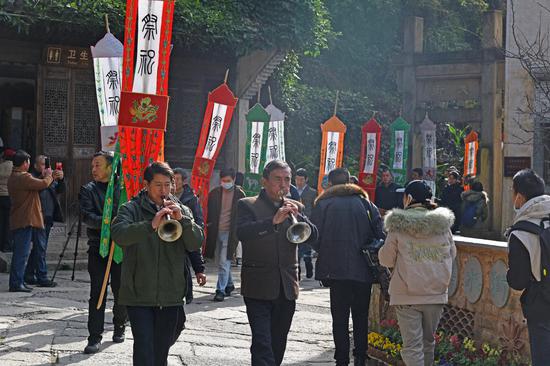 祭祀队伍行走在篁岭天街上