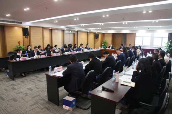 　　2019年11月21日，江西辖内农商银行股权登记托管工作座谈会顺利召开，江西省高级人民法院、江西省市场监督管理局、江西银保监局、江西省地方金融监督管理局及省联社领导莅临指导，南昌农商行、九江农商行等8家农商行及股东代表参加会议。