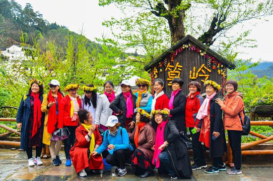 游客在篁岭民俗展览馆前合影