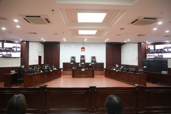姚策亲生父母参加二审开庭。新京报记者 刘名洋 摄