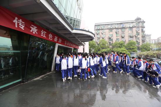 3月30日16时许,来自南昌市铁路一中的400余名学生,他们身着校服,正在进入南昌铁路文化宫内观看红色电影《党的女儿》。张学东 摄