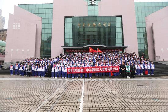 3月30日,来自南昌市铁路一中的400余名学生观看红色电影《党的女儿》后,在南昌铁路文化宫前合影留念。张学东 摄