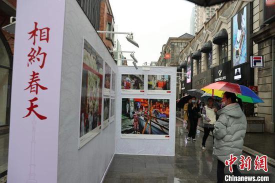 4月7日,“相约春天”抗疫图片展在武汉楚河汉街展出吸引市民参观 张畅 摄