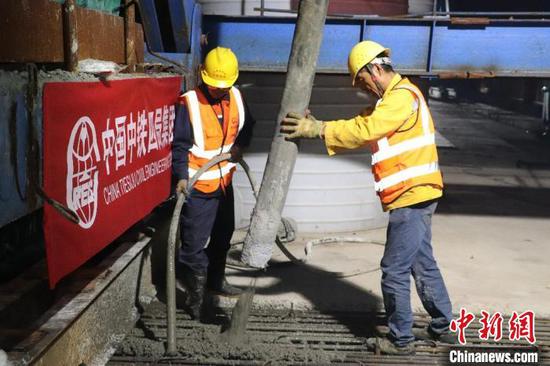 6月9日凌晨，两名施工人员正在昌景黄铁路跨京台公路特大桥连续梁中跨合龙段施工作业。　濮俊 摄