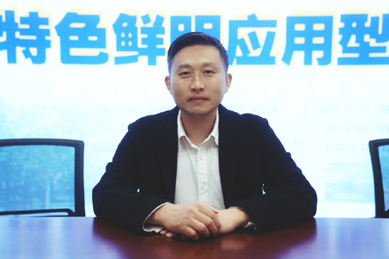 　　第二届江西省十佳服装设计师评选委员会主席、中国十佳职业时装设计师、教育部全国职业院校技能大赛评委、南昌大学共青学院服装与艺术设计系主任：傅成