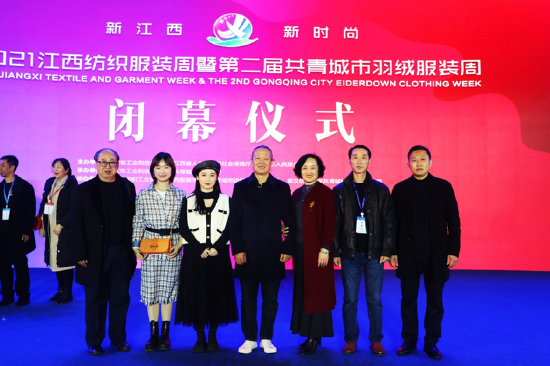 傅成主席（右一）与部分第二届江西省十佳服装设计师获奖选手、评委合影