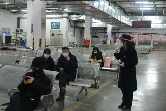 九江站服务台工作人员加强候车室巡视。 (代建立/摄)