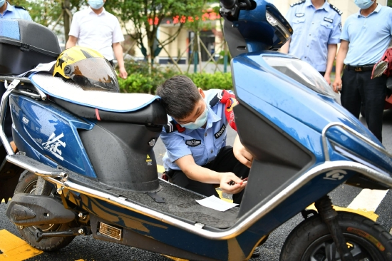 派出所民警为群众电动车上牌