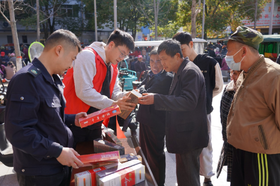 图为县局一线人员向群众宣讲