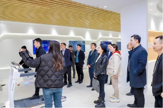 宜职院、华为领导一行参观华为云开发者创新中心展厅