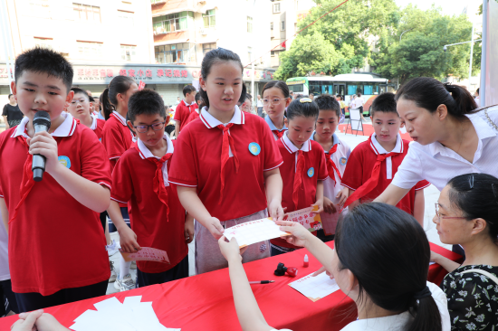 江西九江市彭泽县城关完小,学生在进行诗词大闯关活动。(彭琴 摄)