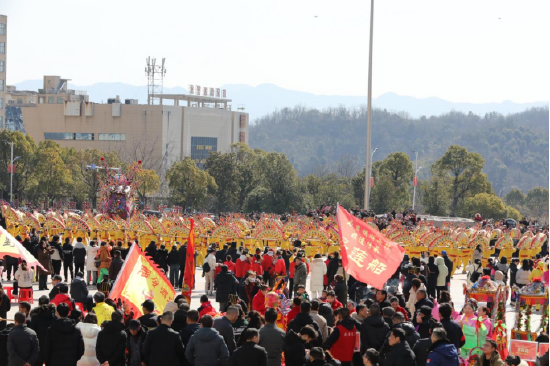 　　图为：江西省九江市彭泽县迎来了一场专属于“非遗”的狂欢盛宴，当地新春长江文化民俗踩街活动，为市民和游客带来了一场精彩纷呈的民俗文化盛宴。（彭琴&nbsp;摄）
