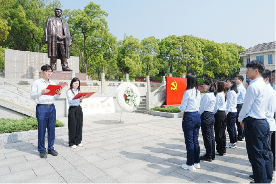 青年代表诵读《可爱的中国》节选