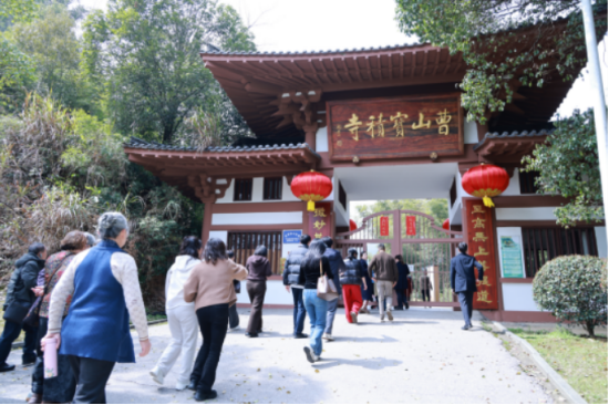 客户前往宜黄曹山寺参观（拍摄：祝甜）