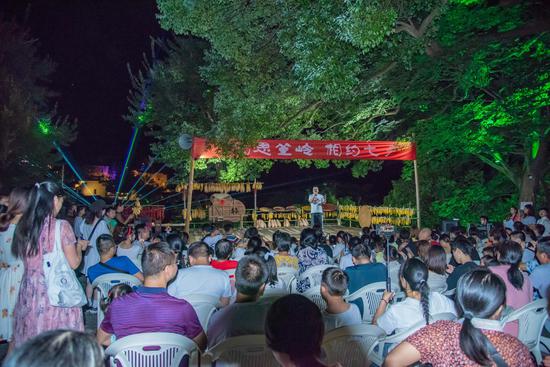陕北游客上台演唱民歌