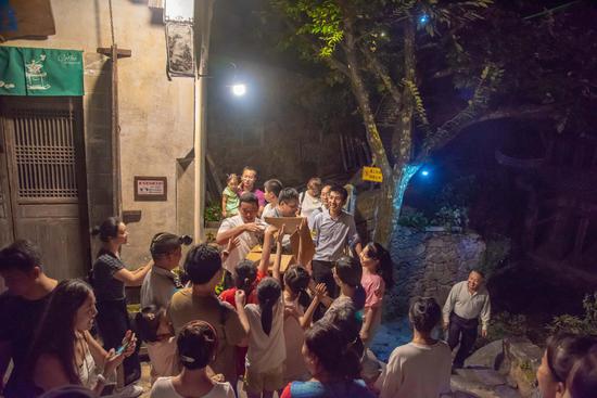 游客踊跃参与夜游活动