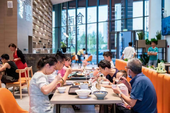 (水岸社区食堂试营业实拍图)