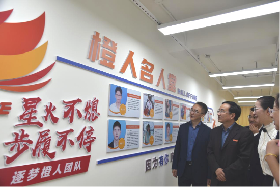 图为:动感地带文化社区参观