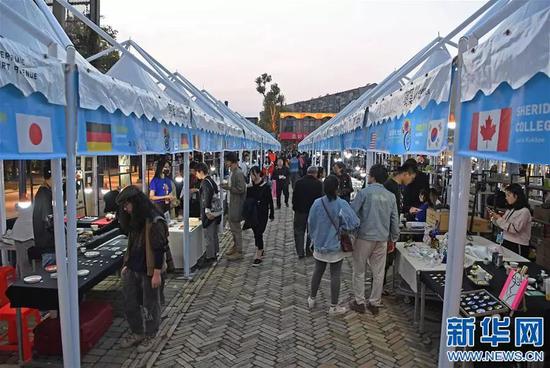 游客在景德镇陶溪川大集上选购陶瓷商品(2018年10月18日摄)。新华社记者 万象 摄