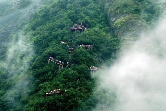 山行 熊民芸 摄