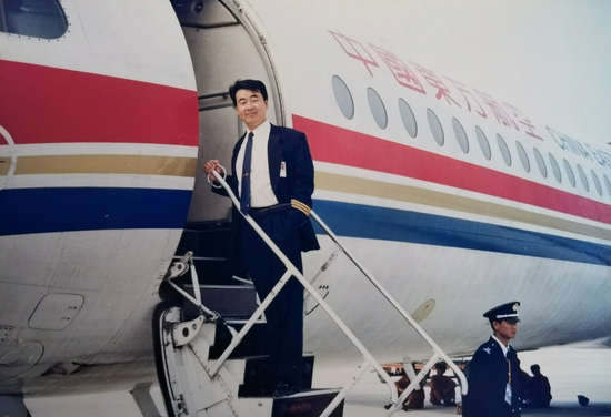 崔东方年轻时在舱门口留念