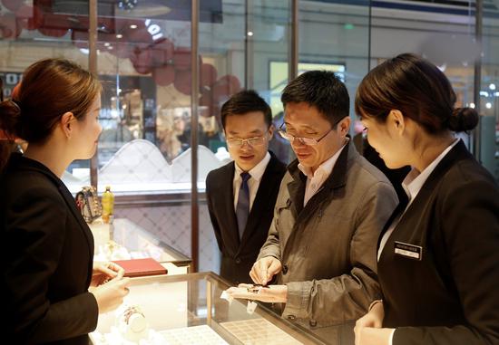 △江西省贵金属饰品及珠宝玉石质量监督检验站郑鑫站长走访南昌地区珠宝门店