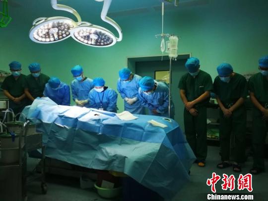医护人员向捐献者默哀。 安医大一附院供图