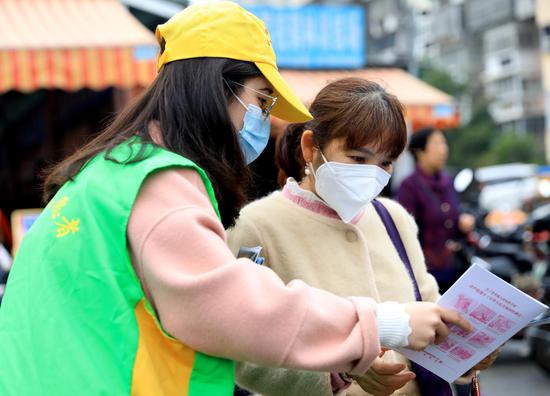 南铁志愿者进行铁路安全宣传。摄影:王福斌