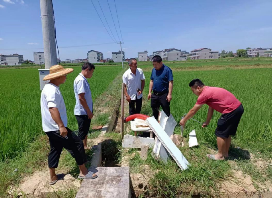 蓝坊镇投入资金,多处新打孔井,镇党委书记秦传光现场督导打井工作。