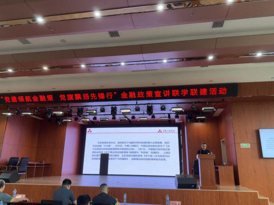 党员先锋宣讲团成员进行政策解读宣讲