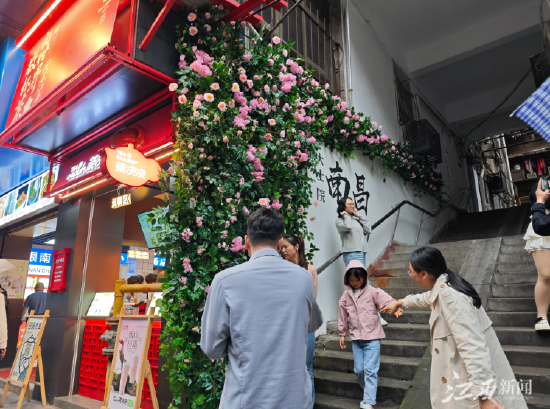 ▲这个“五一”,南昌大士院开街吸引市民纷纷打卡。摄影|江西日报全媒体记者钟秋兰
