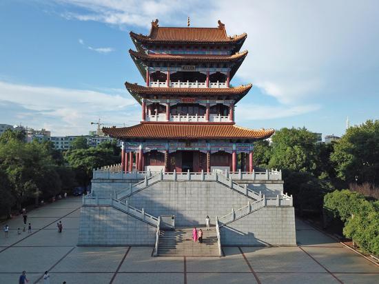 送走访客,此时天色渐欲黄昏。