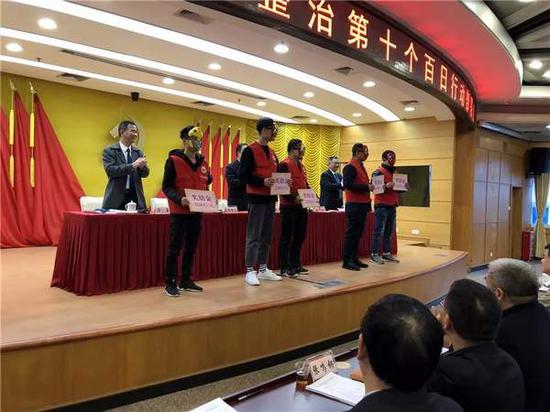 快递小哥戴面具领走奖金