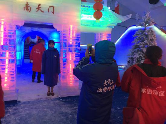 在冰雪童话王国寻味童年的记忆,引得游客纷至沓来,纷纷合影留念