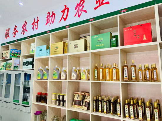 除了蒸篮米粿外,车下村还有高山茶、高山茶油等特色农产品。